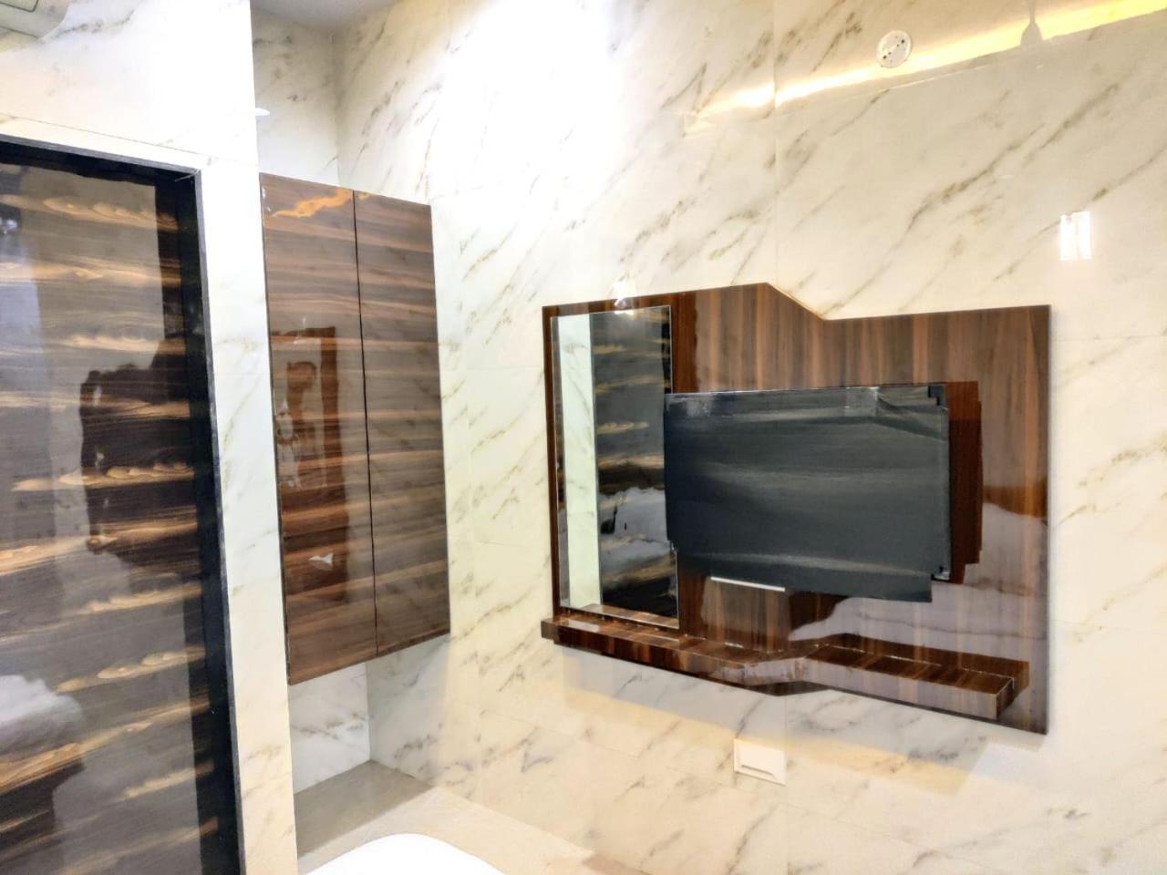 Hotel Comfy Inn Мумбай Екстериор снимка